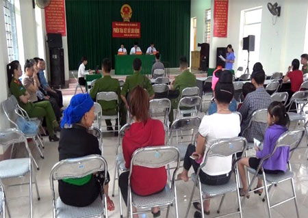 Một phiên xét xử lưu động của Tòa án nhân dân thị xã Nghĩa Lộ.