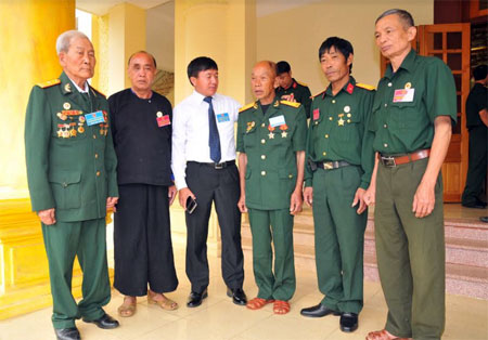 Lãnh đạo huyện Mù Cang Chải trao đổi với các cựu chiến binh về công tác Hội.