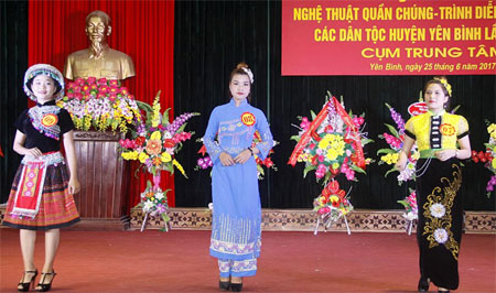 Phần thi trình diễn trang phục dân tộc giới thiệu những bộ trang phục truyền thống đặc sắc của các dân tộc.