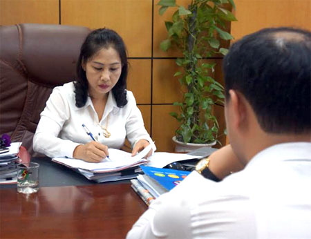 Chị Trần Thị Kim Thoa - Phó Giám đốc, Chủ tịch Công đoàn Ngân hàng NN&PTNT tỉnh trong giờ làm việc.