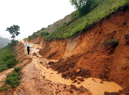 Trên các tuyến đường liên xã, liên bản ở huyện Mù Cang Chải có nhiều điểm sạt lở đất gây khó khăn cho người tham gia giao thông.