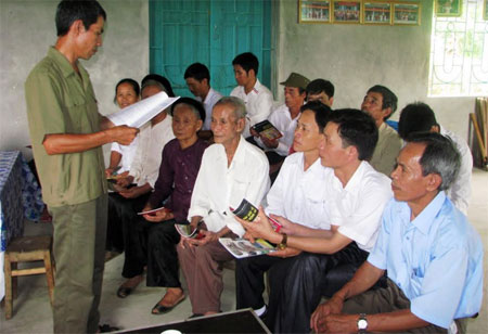Cán bộ xã Phú Thịnh, huyện Yên Bình tuyên truyền pháp luật cho người dân.