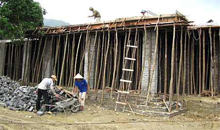 Công nhân xây dựng đang đẩy nhanh tiến độ thi công công trình Trường Mầm non Mai Sơn để kịp đón năm học mới.