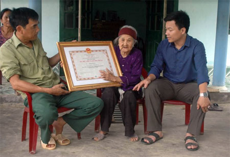 Mẹ Dương Thị Cúc vinh dự, tự hào khi được Đảng, Nhà nước trao tặng danh hiệu cao quý Bà Mẹ Việt Nam anh hùng.