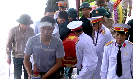 Nghi lễ đưa hài cốt liệt sỹ Trần Khắc Huân quy tập tại Nghĩa trang liệt sỹ huyện Yên Bình.