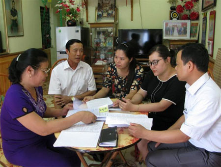 Cán bộ Ban Tuyên giáo Huyện ủy và lãnh đạo Đảng ủy thị trấn Nông trường Nghĩa Lộ, kiểm tra việc thực hiện Chỉ thị số 05  tại Chi bộ tổ dân phố 4 B.
