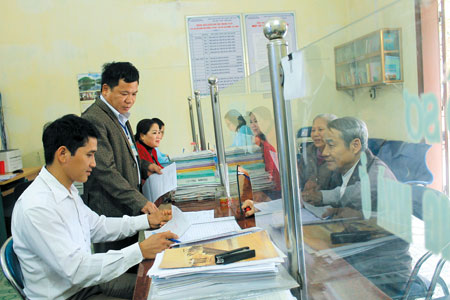 Lãnh đạo thị trấn Mậu A, huyện Văn Yên kiểm tra công tác phục vụ người dân của công chức tại bộ phận một cửa.