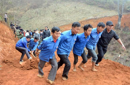 Đoàn viên thanh niên huyện Mù Cang Chải tham gia tình nguyện làm đường giao thông tại xã Kim Nọi.