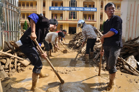 Người dân huyện Mù Cang Chải khắc phục hậu quả trận lũ ống lịch sử vào đầu tháng 8/2017.