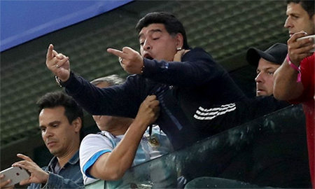 Maradona nhận hậu quả sau hành vì phản cảm.