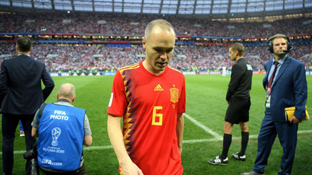 Iniesta giã từ tuyển Tây Ban Nha sau 12 năm cống hiến.