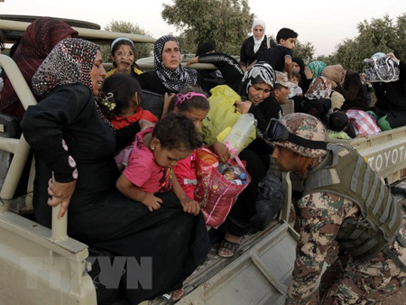 Người tị nạn Syria tới khu vực Ramtha sau khi qua biên giới Syria - Jordan ngày 5/9/2012.