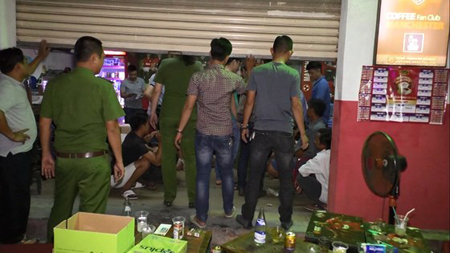 Lực lượng Công an ập vào bắt ổ cá độ bóng đá tại quán cà phê tại quận Cẩm Lệ, TP Đà Nẵng.