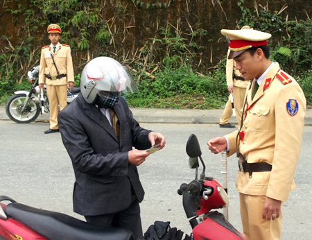 Lực lượng cảnh sát giao thông huyện Lục Yên tăng cường kiểm tra trên các tuyến đường.