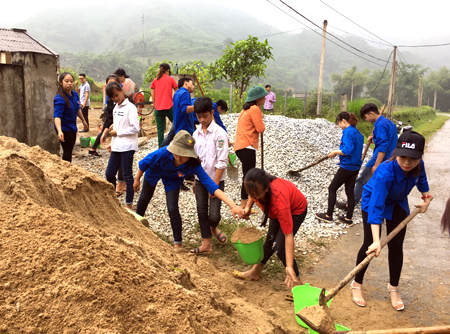 Tuổi trẻ Trấn Yên vận chuyển cát sỏi làm sân bê tông tại xã Việt Hồng, huyện Trấn Yên.