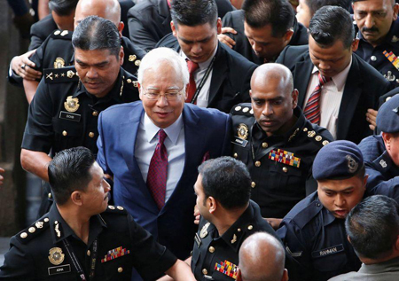 Ông Najib Razak trình diện trước tòa án sáng 4-7.