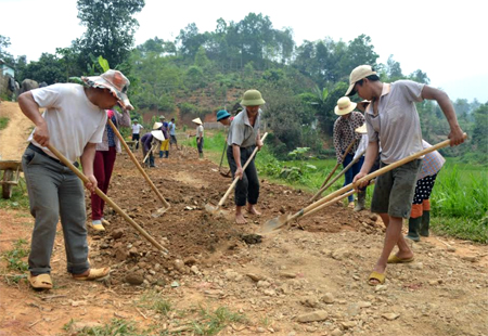 Nhân dân xã Bình Thuận tham gia làm đường giao thông nông thôn.