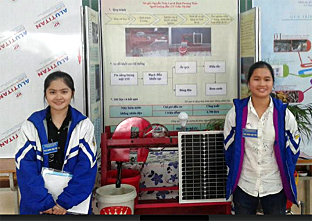 Nguyễn Thúy Lan và Đinh Phương Thảo bên chiếc máy bơm không nhiên liệu.