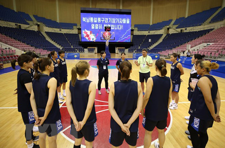 Các vận động viên bóng rổ Hàn Quốc tập luyện tại trung tâm thể thao Ryugyong Chung Ju-yung ở Bình Nhưỡng trước trận thi đấu giao hữu với Triều Tiên, ngày 3/7.