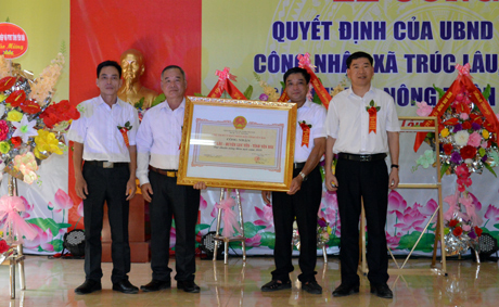 Lãnh đạo xã Trúc Lâu đón nhận Bằng của Chủ tịch UBND tỉnh công nhận xã đạt chuẩn nông thôn mới năm 2018.
