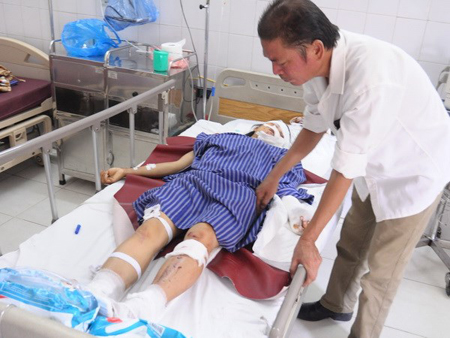 Y bác sỹ Bệnh viện Đa khoa tỉnh Lạng Sơn đang sơ cấp cứu cho nạn nhân vụ tai nạn.