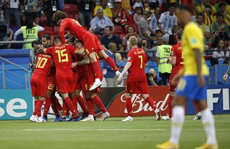 Cầu thủ Bỉ chia vui cùng nhau sau bàn mở tỷ số nhờ may mắn.