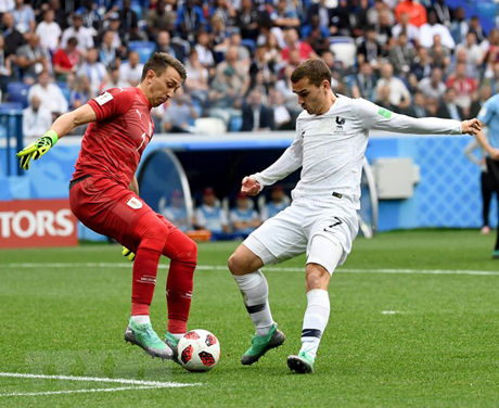 Thủ môn Fernando Muslera (trái) của Uruguay cản phá một pha bóng của Antoine Griezmann của Pháp trong trận đấu.