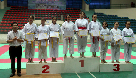 Ban tổ chức trao giải cho các vận động viên có thành tích tại Giải võ Karatedo các câu lạc bộ tỉnh Yên Bái 2018. 
