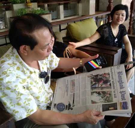 Đồng chí Nông Thụy Sỹ - Tổng Biên tập Báo Yên Bái nghiên cứu tờ Bangkok Post. (Ảnh: Đình Tứ)