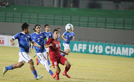 U19 Việt Nam (áo đỏ) không thể vượt qua Singapore.