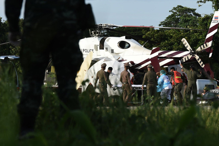 Chuyển nạn nhân từ xe cấp cứu lên trực thăng để về bệnh viện. Cho đến nay vẫn chưa thấy bất kỳ hình ảnh nào về những cậu bé được đưa ra khỏi hang Tham Luang.