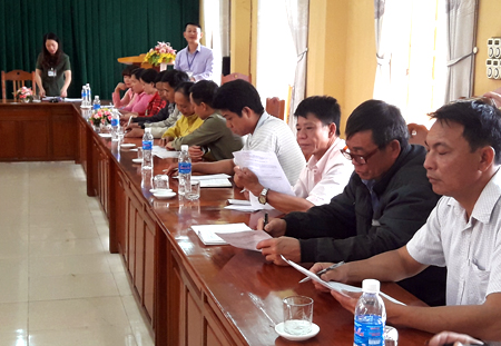 Cán bộ, công chức và người dân huyện Văn Chấn tham gia điều tra XHH đánh giá chỉ số CCHC năm 2017.