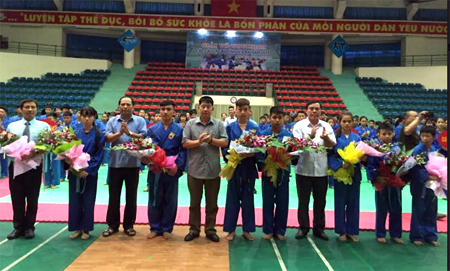 Ban tổ chức Giải võ Vovinam các câu lạc bộ tỉnh Yên Bái năm 2018 tặng hoa cho các đoàn tham dự.