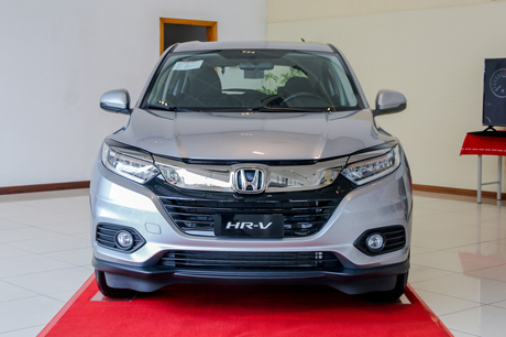 Honda HR-V hiện đã trưng bày tại đại lý ở khu vực Hà Nội. Theo nhân viên kinh doanh của một đại lý, HR-V có 2 phiên bản và đang trưng bày bản tiêu chuẩn, ít trang bị so với bản Prestige.