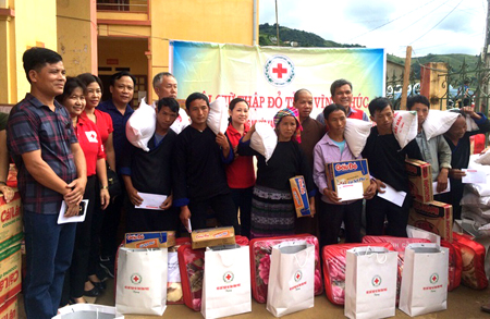 Đoàn công tác của Hội Chữ Thập đỏ tỉnh trao hàng cứu trợ cho người dân xã Lao Chải, huyện Mù Cang Chải, tỉnh Yên Bái.
