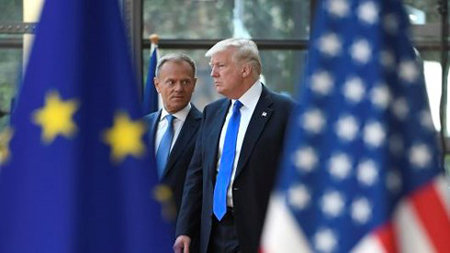 Chủ tịch Hội đồng châu Âu (EC) Donald Tusk (trái) trong một cuộc gặp với Tổng thống Trump.