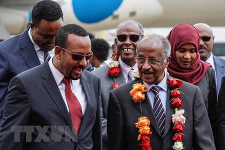 Thủ tướng Ethiopia Abiy Ahmed (trái) tại lễ đón đoàn quan chức Eritrea do Ngoại trưởng Osman Salah (phải) dẫn đầu ở Addis Ababa ngày 26/6.