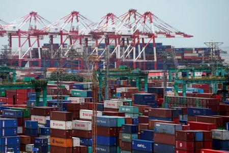Hàng hóa tập kết tại cảng Thượng Hải, Trung Quốc.