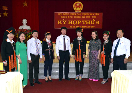 Đại biểu HĐND huyện Văn Yên trao đổi các nội dung bên lề kỳ họp.
