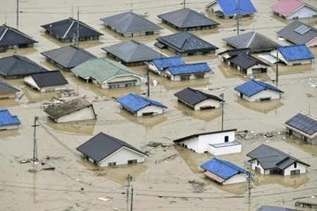 Nhiều ngôi nhà bị ngập trong nước do mưa lớn tại Kurashiki, tỉnh Okayama ngày 7/7.