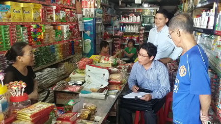 Cán bộ Chi cục Thuế thành phố Yên Bái phối hợp với chính quyền cơ sở thực hiện khảo sát hộ kinh doanh ở phường Đồng Tâm.