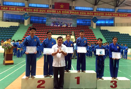 Ban tổ chức Giải võ Vovinam các câu lạc bộ tỉnh Yên Bái trao giải cho các VĐV có thành tích cao.