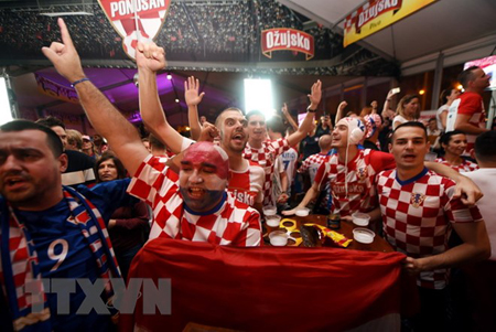 Cổ động viên của đội tuyển Croatia mừng chiến thắng sau trận bán kết World Cup 2018 giữa Croatia và Anh tại quảng trường ở Zagreb ngày 11/7.