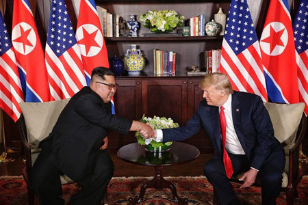 Nhà lãnh đạo Triều Tiên Kim Jong-un (phải) và Tổng thống Mỹ Donald Trump tại hội nghị thượng đỉnh lịch sử Mỹ - Triều hôm 12-6 tại Singapore.