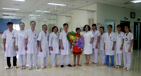 Sau 2 tuần điều trị tích cực, bệnh nhân Sùng Thị D đã ra viện trong niềm vui của gia đình và các thầy thuốc.