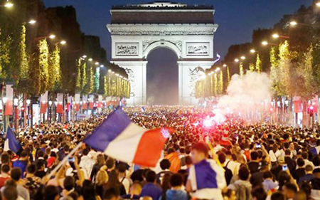 Hàng nghìn người đổ về đại lộ Champs - Elysées ăn mừng chiến thắng đội tuyển Pháp ở bán kết World Cup, đêm 10/7.
