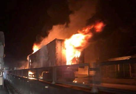 Sau tiếng nổ lớn, xe container bốc cháy dữ dội.