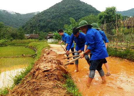 Đội trí thức trẻ tình nguyện tham gia dọn dẹp đường làng, ngõ xóm tại bản Khéo, xã Lâm Thượng.