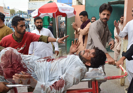 Chuyển nạn nhân bị thương trong vụ đánh bom tới bệnh viện ở Quetta ngày 13/7.