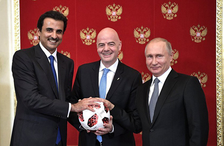 Quốc vương Qatar Tamim bin Hamad al-Thani, Chủ tịch FIFA Gianni Infantino và Tổng thống Nga Vladimir Putin tại buổi lễ trao quyền đăng cai Vòng chung kết World Cup 2022 cho Qatar, ở Moskva (Nga) ngày 15/7.